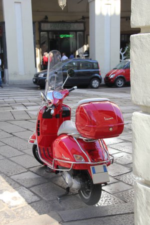 Téléchargez les photos : Scooter rouge dans la rue à Turin, Italie - en image libre de droit