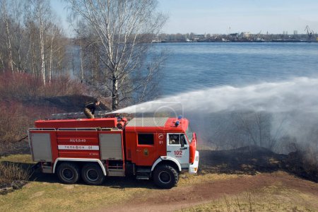 Téléchargez les photos : Le camion d'incendie éteint un incendie - en image libre de droit