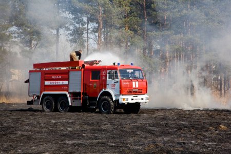 Téléchargez les photos : Le camion d'incendie éteint un incendie - en image libre de droit