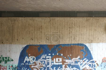 Téléchargez les photos : Graffiti sous le pont - en image libre de droit