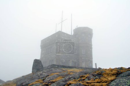 Foto de Torre Cabot en la niebla, Terranova. - Imagen libre de derechos
