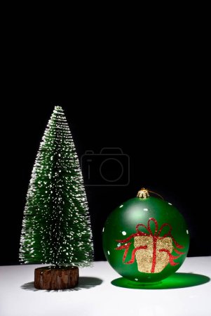 Foto de Hermoso árbol de Navidad festivo para el año nuevo o fondo de Navidad - Imagen libre de derechos