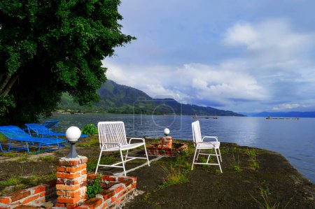 Foto de View of lake and chairs on grass - Imagen libre de derechos
