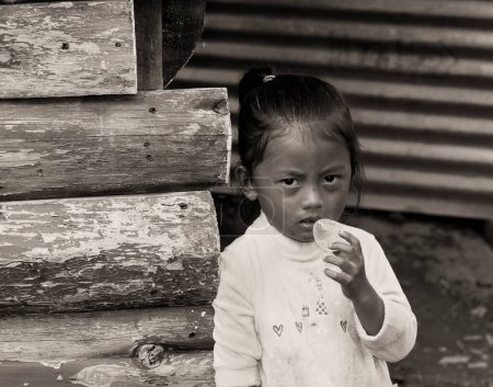 Foto de Una pobre niña nepalí mirando con duda en su mente - Imagen libre de derechos
