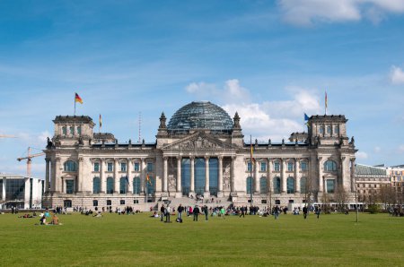 Foto de BERLÍN, ALEMANIA - 14 de abril: El edificio del Reichstag en Berlín, Alemania - Imagen libre de derechos