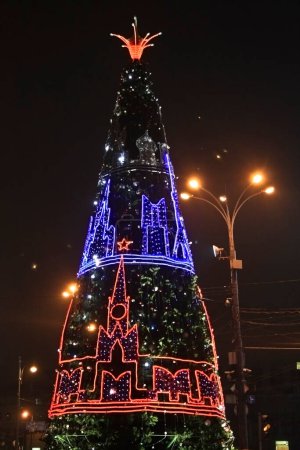 Téléchargez les photos : Arbre de Noël dans la ville dans la nuit - en image libre de droit