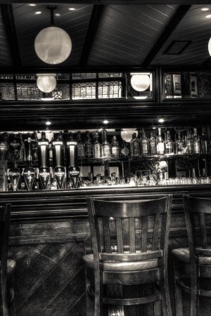 Téléchargez les photos : Pub scène de bar noir et blanc - en image libre de droit