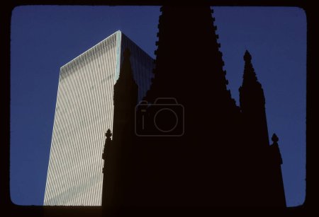 Téléchargez les photos : Trinity Church et le WTC à New York - en image libre de droit