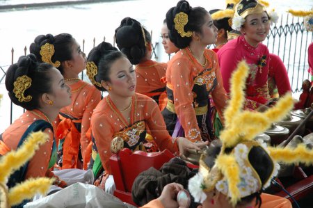 Téléchargez les photos : Femmes en vêtements traditionnels dans la fête de Thaïlande - en image libre de droit