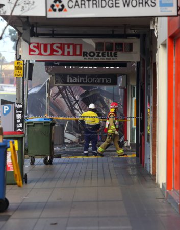 Foto de Búsqueda y rescate de incendios comienzan a buscar los restos de una tienda después de la explosión - Imagen libre de derechos