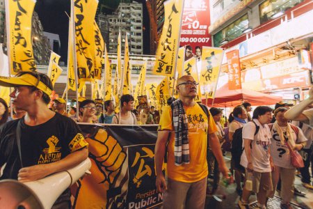 Foto de HONG KONG - 1 DE JULIO: El pueblo de Hong Kong busca una mayor democracia a medida que crece la frustración por la influencia de Pekín el 1 de julio de 2014 en Hong Kong. Organizadores de la protesta reclamaron una participación de 510.000 personas - Imagen libre de derechos