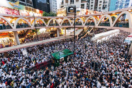 Téléchargez les photos : HONG KONG - 1er JUILLET : Les Hongkongais recherchent une plus grande démocratie alors que la frustration grandit face à l'influence de Pékin le 1er juillet 2014 à Hong Kong. Les organisateurs de la manifestation ont revendiqué une participation de 510.000 personnes - en image libre de droit