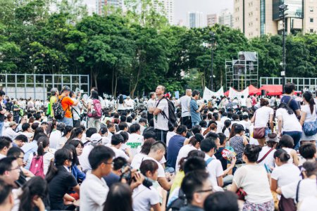 Foto de HONG KONG - 1 DE JULIO: El pueblo de Hong Kong busca una mayor democracia a medida que crece la frustración por la influencia de Pekín el 1 de julio de 2014 en Hong Kong. Organizadores de la protesta reclamaron una participación de 510.000 personas - Imagen libre de derechos