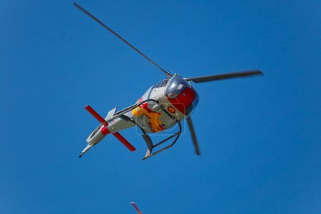 Foto de CADIZ, ESPAÑA-SEP 10: Helicóptero de la Patrulla Aspa participando en una prueba en la 3ª Exposición Aérea de Cádiz el 10 de septiembre de 2010 en Cádiz, España. - Imagen libre de derechos