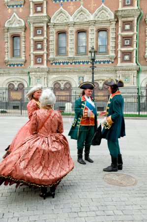 Téléchargez les photos : Les gens portent des vêtements impériaux dans la ville historique - en image libre de droit
