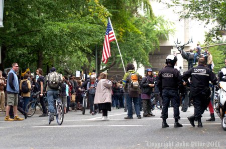 Foto de PORTLAND, OREGON - 17 de noviembre de 2011: Policía de Portland en un primer plano de Riot Gear en el centro de Portland, Oregon, durante una protesta de Occupy Portland contra los bancos en el primer aniversario de Occupy Wall Street - Imagen libre de derechos