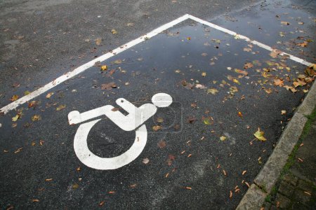 Téléchargez les photos : Handicap parking panneau blanc - en image libre de droit