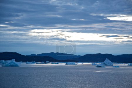 Téléchargez les photos : Beau fond naturel. paysage avec iceberg - en image libre de droit