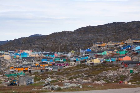 Téléchargez les photos : Village du Groenland sur la colline au Danemark - en image libre de droit