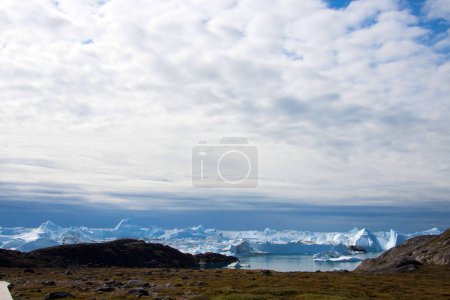 Téléchargez les photos : Beau fond naturel. iceberg sous un ciel nuageux - en image libre de droit