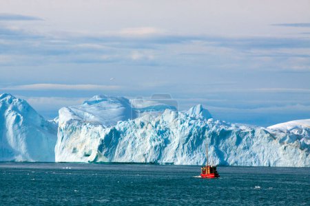 Téléchargez les photos : Belle grande icberg dans l'océan - en image libre de droit
