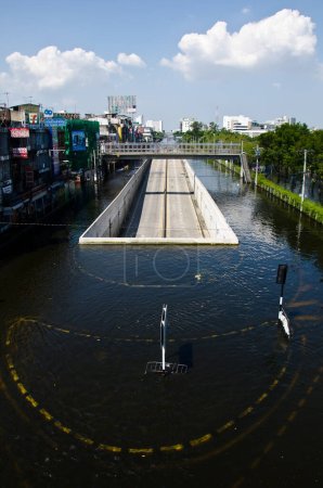 Téléchargez les photos : Un tunnel routier sèche et survit à l'inondation - en image libre de droit