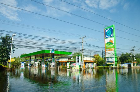 Téléchargez les photos : Station-service lors de ses pires inondations - en image libre de droit