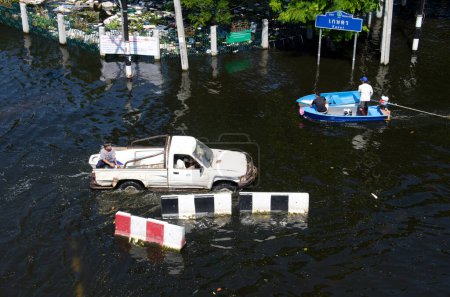 Foto de Transporte de personas en las calles inundadas - Imagen libre de derechos
