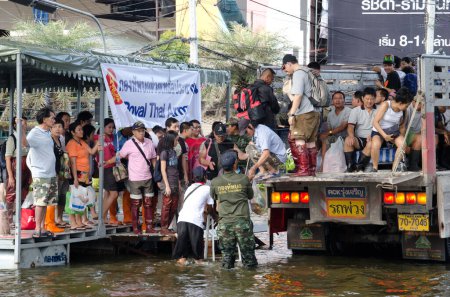 Foto de Camión lleva a un grupo de personas para evacuar de la zona inundada - Imagen libre de derechos
