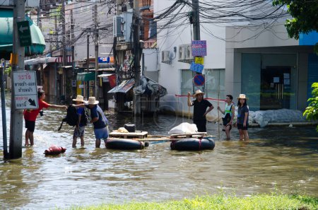 Téléchargez les photos : Les victimes des inondations en attente d'un véhicule plus haut - en image libre de droit