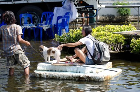 Téléchargez les photos : Transport de personnes dans les rues après les inondations - en image libre de droit