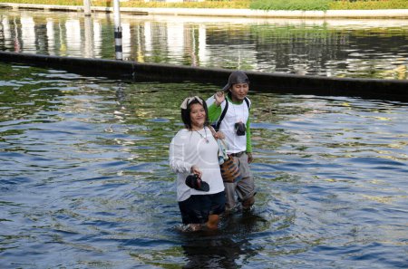 Téléchargez les photos : Les victimes des inondations en attente d'un véhicule plus haut - en image libre de droit