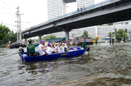 Foto de Transporte de personas en las calles después de la inundación - Imagen libre de derechos