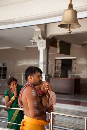 Téléchargez les photos : Heureux prêtres indiens dans le temple - en image libre de droit