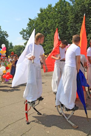 Téléchargez les photos : "Staraya Russa, Russie - 9 juillet : Des hommes inconnus sur échasses au défilé" - en image libre de droit