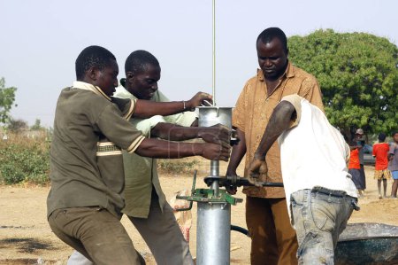 Téléchargez les photos : Montage d'une pompe au Burkina Faso - en image libre de droit