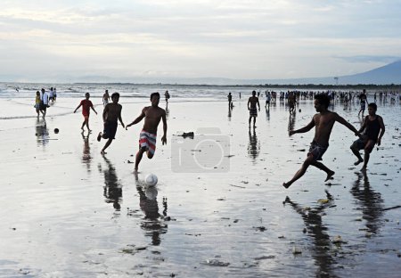Foto de Hombre jugando al fútbol en la playa - Imagen libre de derechos