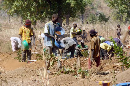 Téléchargez les photos : Processus de travail à la mine d'or de Poura, Afrique - en image libre de droit