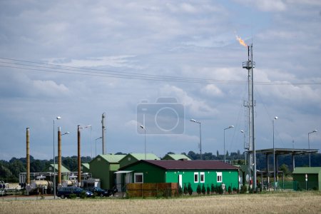 Téléchargez les photos : Puits de pétrole à Kostrzyn Nad Odr, Pologne - en image libre de droit