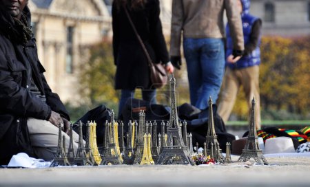 Téléchargez les photos : Vente de répliques de la Tour Eiffel - en image libre de droit