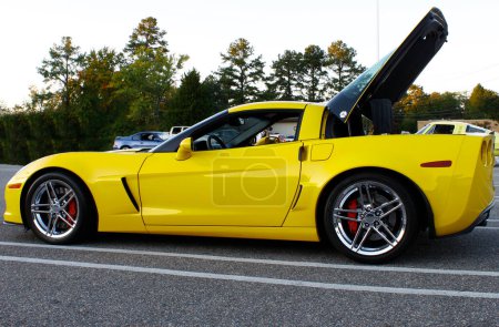 Téléchargez les photos : Yellow Corvette at the street - en image libre de droit