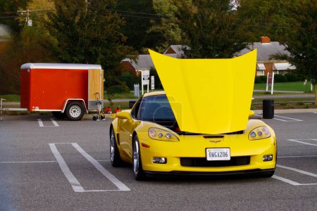 Foto de Yellow Corvette at the exhibition - Imagen libre de derechos