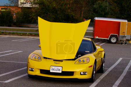 Foto de Yellow Corvette at the exhibition - Imagen libre de derechos