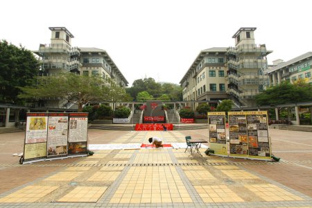 Téléchargez les photos : L'Université Lingnan organise une exposition sur la place Tiananmen - en image libre de droit