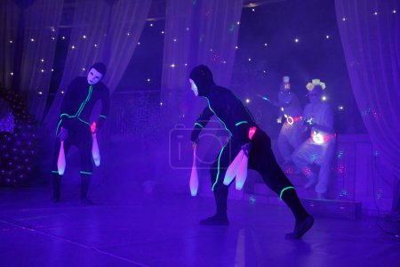 Téléchargez les photos : Cirque néon spectacle de lumière dans les ténèbres - en image libre de droit