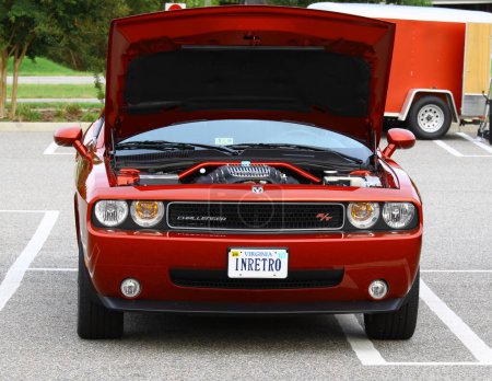 Téléchargez les photos : 2011 Dodge challenger vieille voiture - en image libre de droit