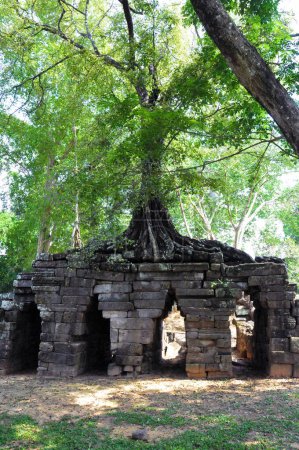 Foto de 1000 year old angkorian bridge - Imagen libre de derechos