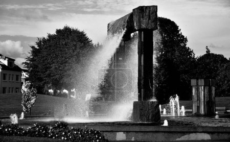 Téléchargez les photos : Fontaine dans le parc - en image libre de droit