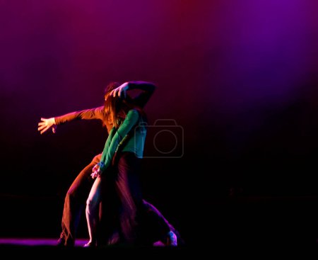 Téléchargez les photos : Danseurs modernes performant sur fond noir - en image libre de droit
