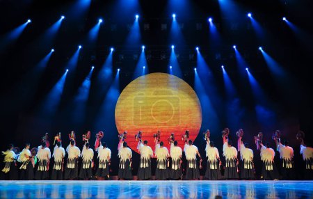 Téléchargez les photos : Danseurs ethniques Yi chinois - en image libre de droit